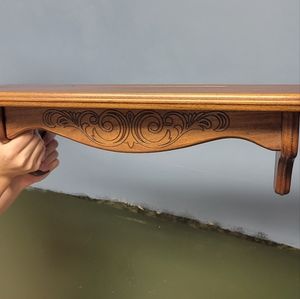 Shelf with groove for a plate